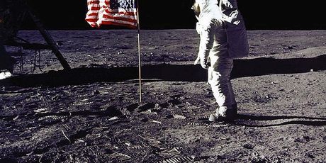 Američki astronaut pored američke zastave na Mjesecu, misija Apollo 11 (Foto: Arhiva/AFP)