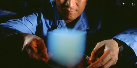 Znanstvenik drži aerogel od silike (Foto: Wikipedia)