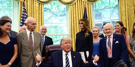 Trump u Bijeloj kući primio Buzza Aldrina i Michaela Collinsa (Foto: AFP) - 2