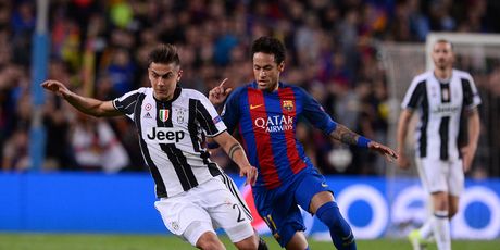 Dybala i Neymar u duelu za loptu (Foto: AFP)