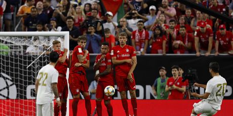 Asensio izvodi slobodni udarac (Foto: AFP)
