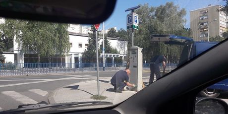 Demontaža automata za naplatu parkinga (Foto: Čitatelj Dnevnik.hr)