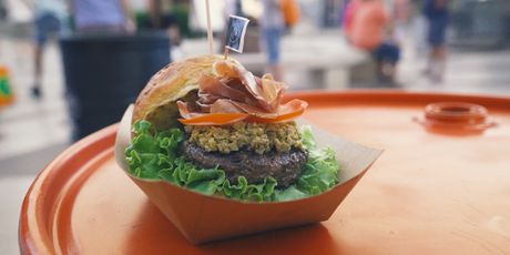 Juneći burger s tapendom od maslina