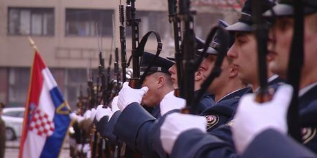 Vojnici odaju počast preminulom vojniku (Foto: Dnevnik.hr)
