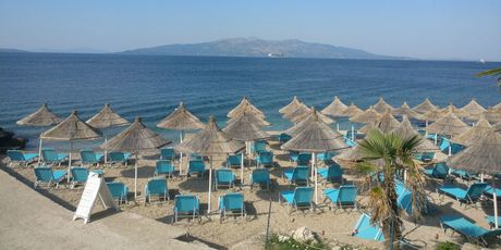 Albanija - Sarandë, u daljini grčki Corfu (Krf)