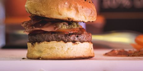 Ljetni burger s tapenadom od maslina