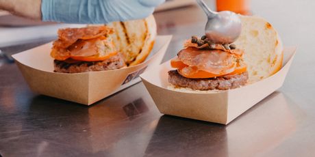 Ljetni burger s tapenadom od maslina