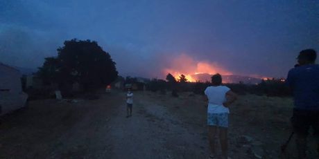 Požar kod Šibenika i dalje gori (Foto: Dnevnik.hr)