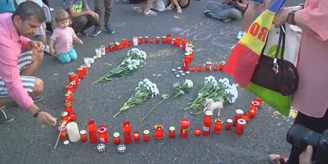 Prosvjed u Rumunjskoj, polaganje cvijeća (Foto: Dnevnik.hr)