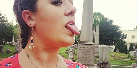 Selfiji s groblja (Foto: Instagram)