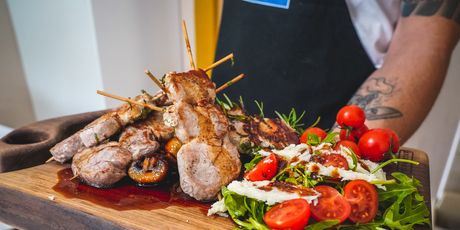 Ražnjići od lungića s glaziranim šampinjona i salatom od matovilca i cherry rajčica