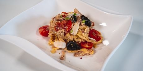 Kremasta tjestenina s dvije vrste češnjaka, cherry rajčicama, pancetom i skutom