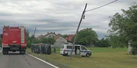 Autobus slovenskih registracija sletio s ceste u Tušiloviću - 3
