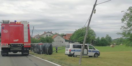 Autobus slovenskih registracija sletio s ceste u Tušiloviću - 6