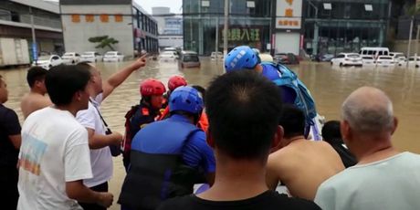 Spašavanje bebe iz poplava u Kini - 1