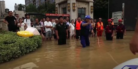 Spašavanje bebe iz poplava u Kini - 2