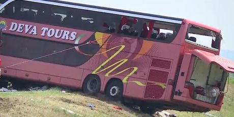 Izvlači se autobus koji je sletio s autoceste kod Slavonskog Broda