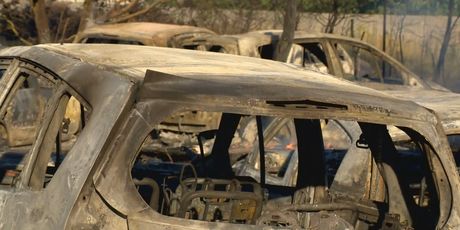 Automobili izgorjeli u požaru u Puli - 1