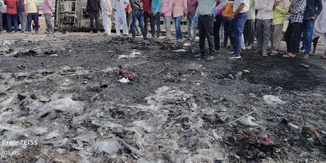 Dan nakon nesreće u Indiji u kojoj je izgorio autobus - 1