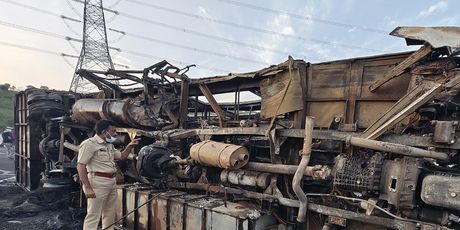 Dan nakon nesreće u Indiji u kojoj je izgorio autobus - 2