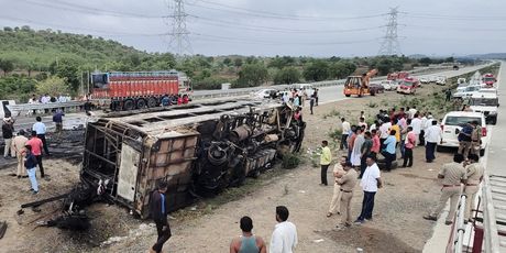 Dan nakon nesreće u Indiji u kojoj je izgorio autobus - 3