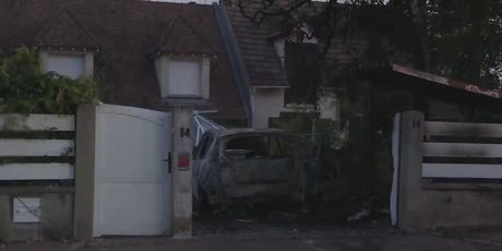 Francuski izgrednici automobilom su se zabili u kuću načelnika - 2