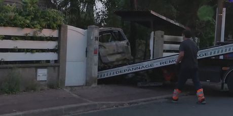 Francuski izgrednici automobilom su se zabili u kuću načelnika - 4