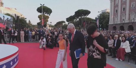 Bill Clinton u Albaniji, ilustracija - 2
