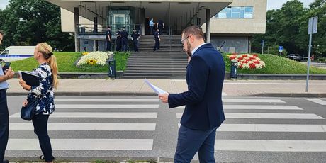 Tomislav Tomašević pred zgradom Poglavarstva koju pretražuje policija zbog prijetnje bombom