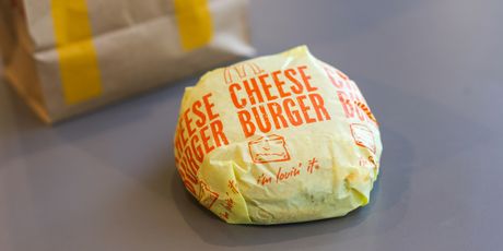 7.Običan Cheeseburger