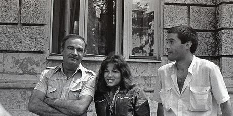 Bata Čengić, Mira Furlan i Mladen Nelević poziraju ispred festivalskog centra, 25. srpnja 1983