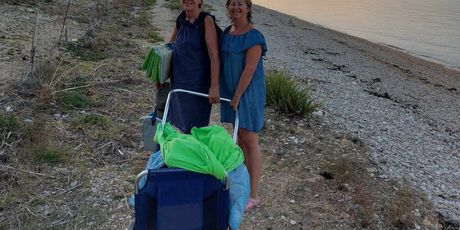 Prijateljice iz Slovenije očistile plažu na Pagu - 1