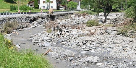 Uništena cesta nakon nevremena u Sloveniji