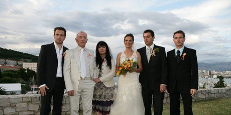 Oliver Dragojević sa suprugom Vesnom, sinom Dinom, nevjestom Nevenom i blizancima Davorom i Damirom