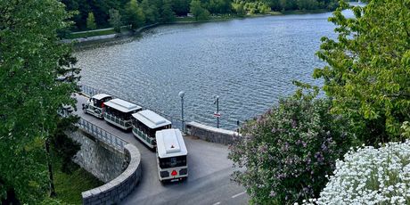 Turistčki vlakić na jezeru Bajer