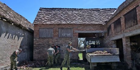 Pripadnici Hrvatske vojske pomažu stanovništvu u Bošnjacima - 2