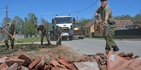 Pripadnici Hrvatske vojske pomažu stanovništvu u Bošnjacima - 3