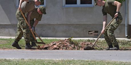 Pripadnici Hrvatske vojske pomažu stanovništvu u Bošnjacima - 9