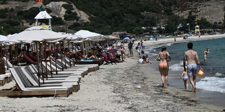 Grčka pokušava obuzdati kaos na plažama - 2