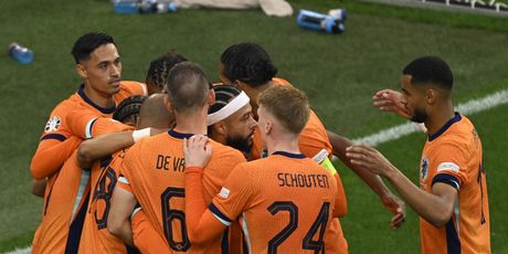 Xavi Simons slavi pogodak sa suigračima