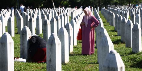 Obitelji žrtava sa Srebrenice posjećuju grobove