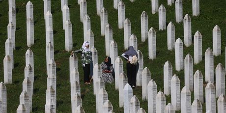 Obitelji žrtava sa Srebrenice posjećuju grobove