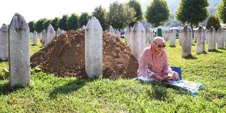 Obitelji žrtava sa Srebrenice posjećuju grobove