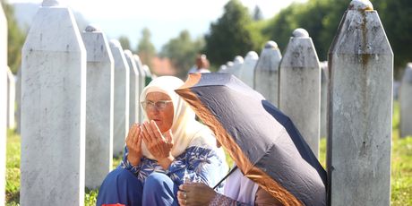 Obitelji žrtava sa Srebrenice posjećuju grobove