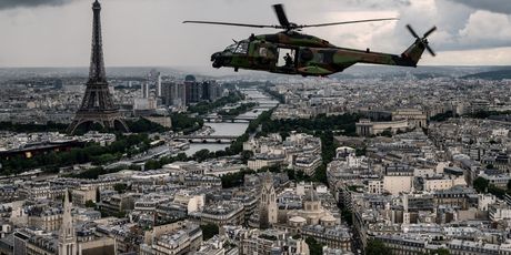 Helikopter nadlijeće rijeku Seinu