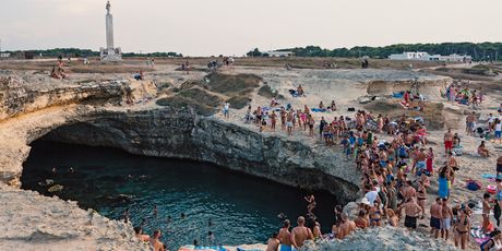 Prirodni bazen Grotta della Poesia u Italiji dok se još u njemu smjelo kupati