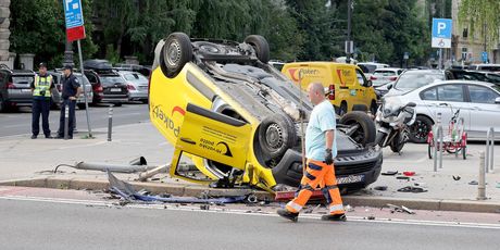 Poštanski kombi završio na krovu - 1