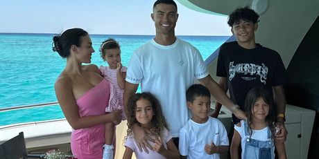 Cristiano Ronaldo i Georgina Rodriguez na odmoru s djecom - 15