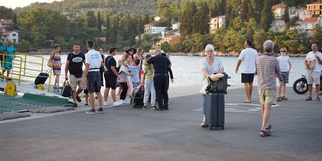 Jadrolinijin novi trajekt Oliver stigao u Velu Luku nakon jutrosnjeg kvara