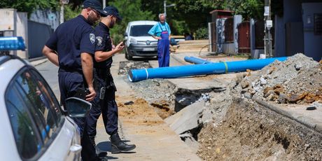 Dežurne službe spasile su dvoje radnika koji su ostali zatrpani na gradilištu - 4